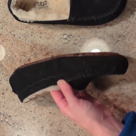 LIKE NEW UGG Scalloped Moc Slipper - Picture 4 of 11